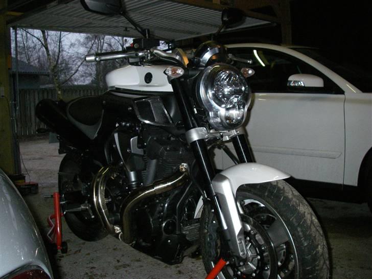 Yamaha MT-01 - Og så tre billeder fra den pæne side! billede 3