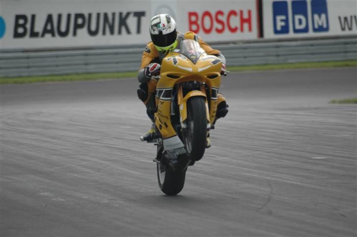 Yamaha YZF-R1 ¤SOLGT¤ - sorry, har ikke så mange billeder af mc´en alene. billede 9