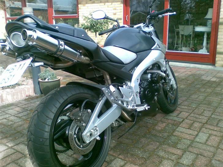 Suzuki GSR 600 billede 13