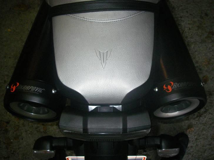 Yamaha MT-01 - Et par kander med knald i. Eftersom potterne er købt , som resten af mcén, hos Harrys MC i Randers, ja så må det næsten være "Harry Potter"!!! billede 8