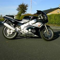 Yamaha FZR400R