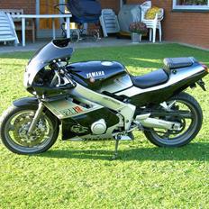 Yamaha FZR400R
