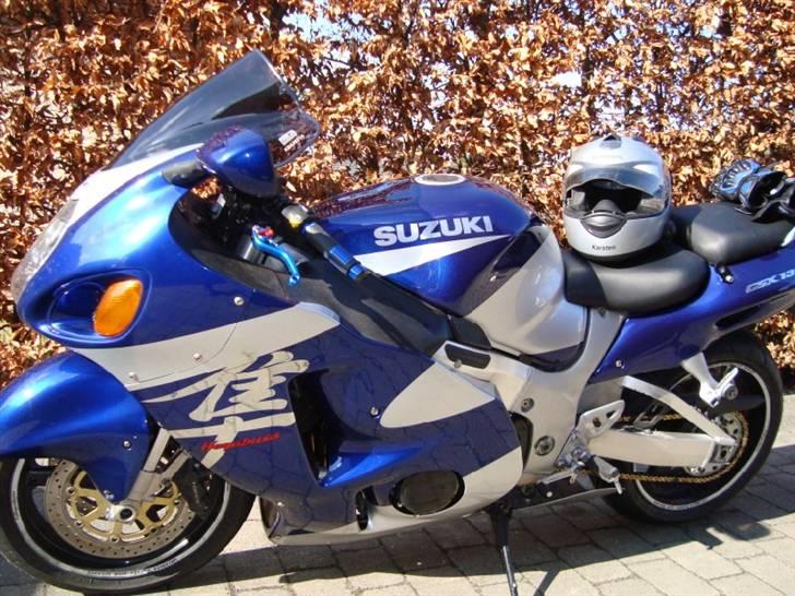 Suzuki GSX 1300 R - Saa blev den pakket ind i nye farver. Kongeblaa / Sølv + 2 x klarlak billede 1