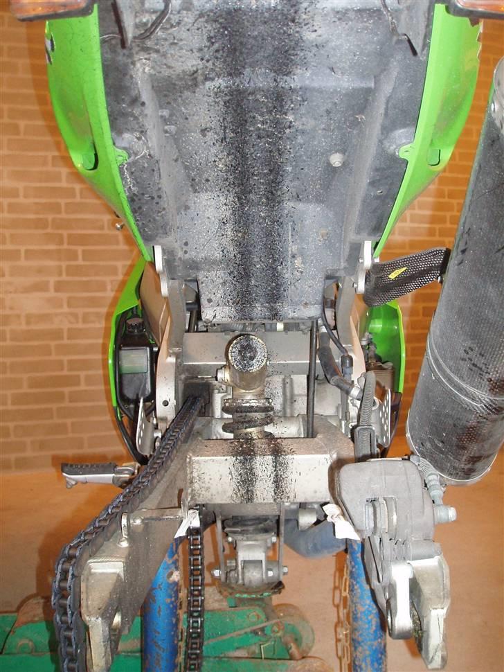 Kawasaki zx9r - en time med børste og benzin, så mangler jeg kun kæden.... jeg gør det aldrig igen.! ? billede 10