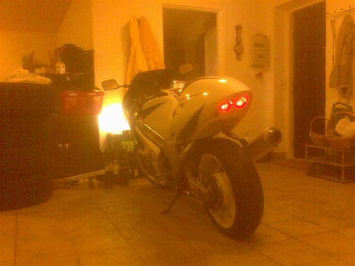 Suzuki GSXR *SOLGT* - Så er den nye røv blevet sat på. Har aldrig rodet med MC før, så er meget stolt over selv at ha lavet det hele. :D billede 12