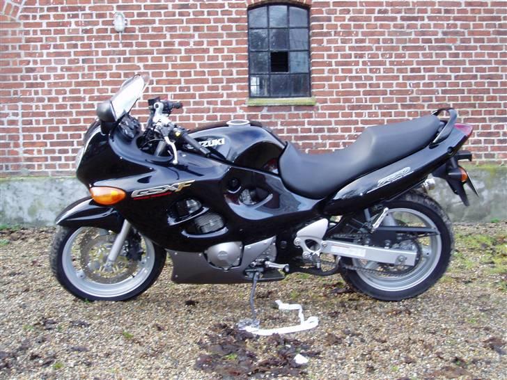 Suzuki gsx 750 f - billedet er taget da jeg lige havde fået den hjem  billede 1