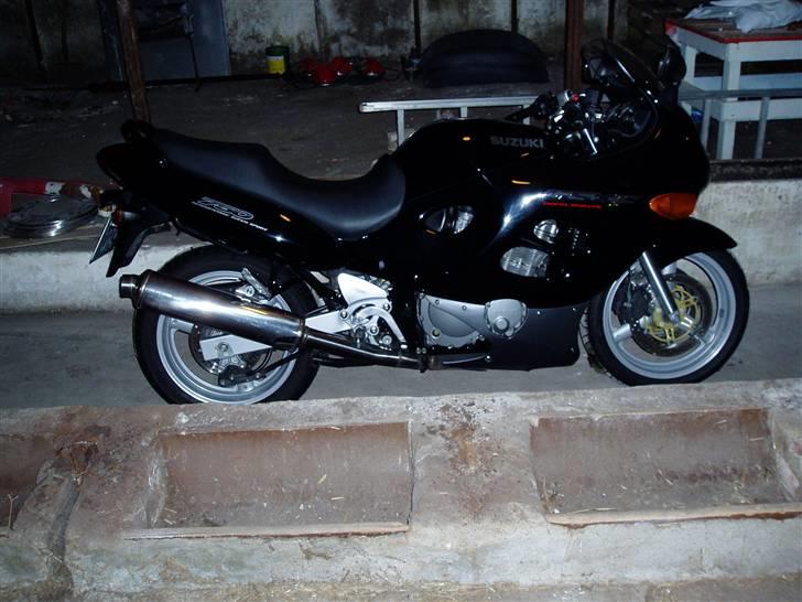 Suzuki gsx 750 f - billedet er taget da den kom ind og stå den første vinter billede 2