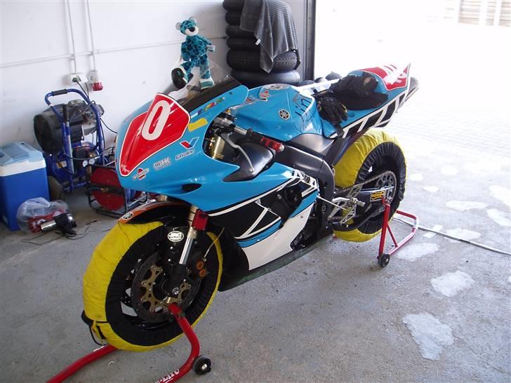 Yamaha YZF-R1 - Tor Poznan - Polen 2007 - pitgaragen billede 1