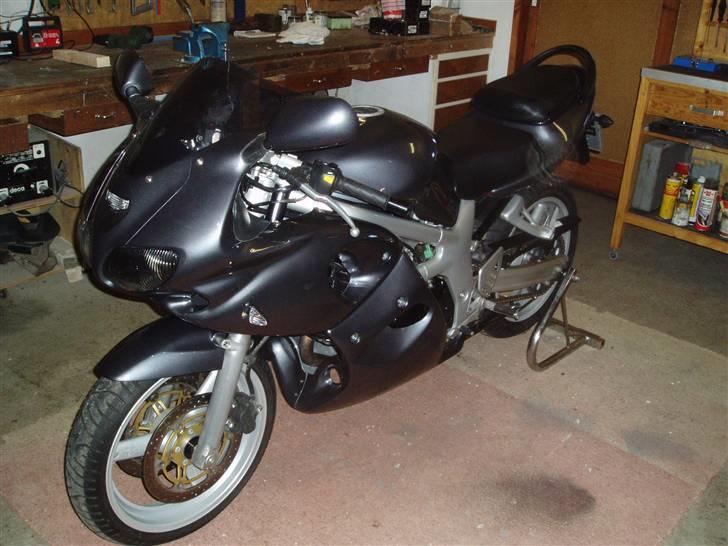 Suzuki SV 650S (SOLGT) - Nymalet i BMW 400 (Stahlgrau) billede 1