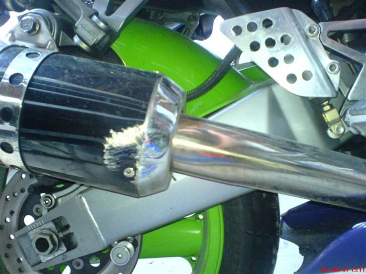 Kawasaki ZX9R B4 - Efter at være blevet den lille mod bakkende varevogn+buggy-trailer og skubbet 3-4 m baglæns... billede 9