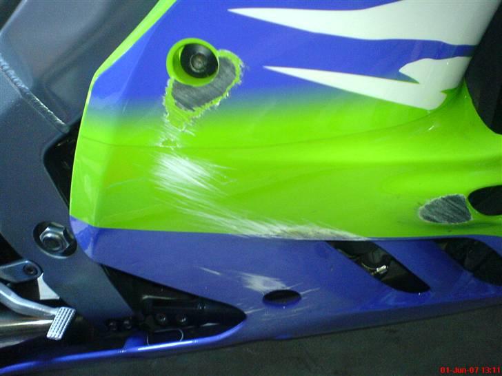 Kawasaki ZX9R B4 - Efter at være blevet den lille mod bakkende varevogn+buggy-trailer og skubbet 3-4 m baglæns... billede 10