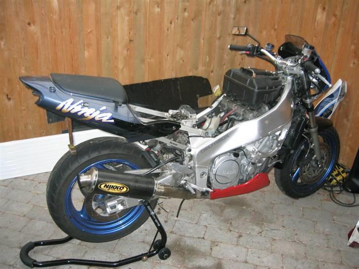 Yamaha FZR 1000  SOLGT - så skal der en ny bagende på, har fundet en ZX12 der lige skal passes lidt til billede 6