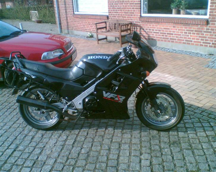 Honda VFR 750 F - På parkeringspladsen hos de gamle. Dagen efter jeg fik fælgene fra maleren!! billede 1