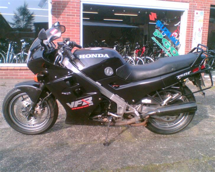 Honda VFR 750 F - I solen ser den rigtig godt ud! billede 4