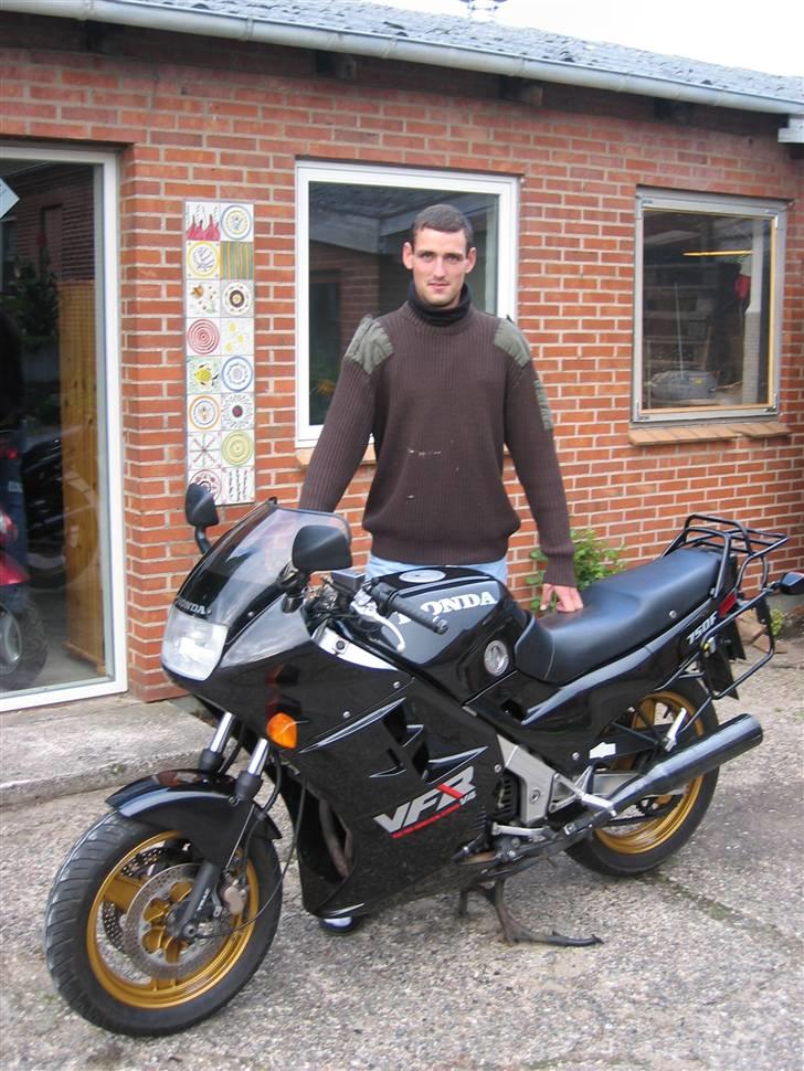 Honda VFR 750 F - Mig, den glade ejer af vifferen inden fælgene blev omlakeret. billede 5