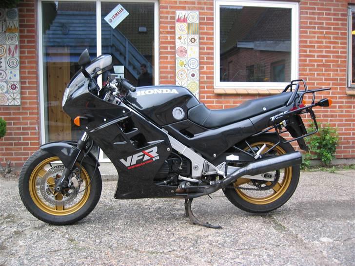 Honda VFR 750 F - Det er tydeligt at se at guld fælge ikke passer til den fine sorte matallakering billede 6
