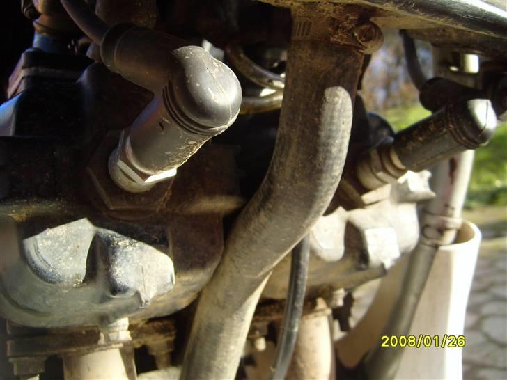 Honda MVX 250 F - (Solgt) - Her ses de 2 af de 3 cylindere billede 7