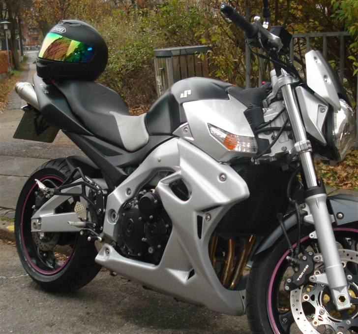 Suzuki GSR 600 billede 2