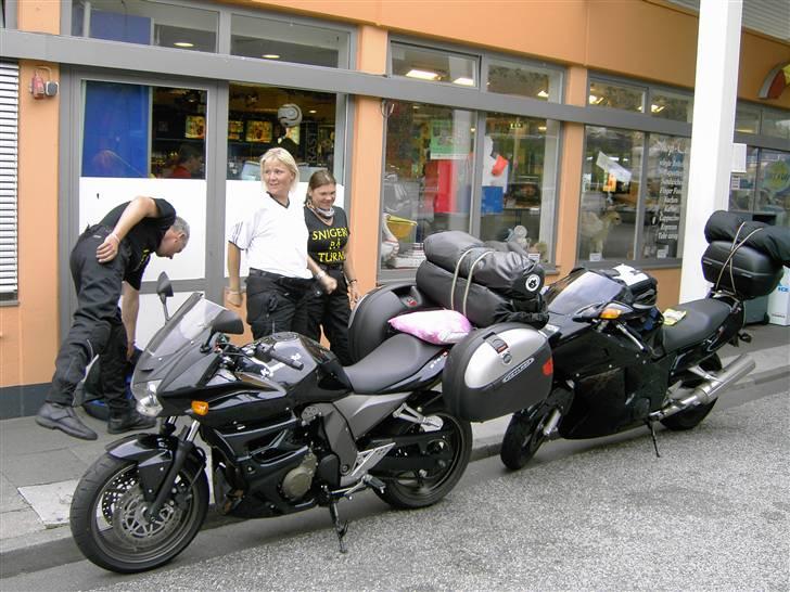 Kawasaki z750s - på vej til heidepark i tyskland, hondaèn skulle ha kawa strøm ved hvert stop....... billede 8