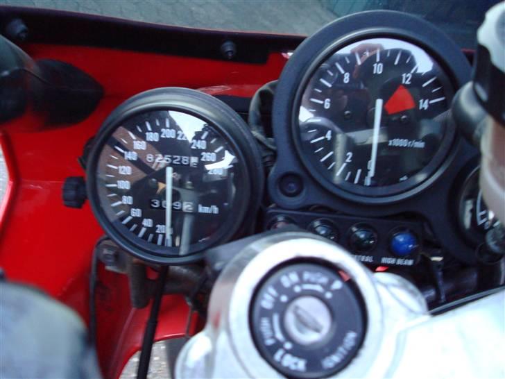 Kawasaki ZXR 750 H2 - Den har kørt en hel del kilometer, men går problemfrit i motoren... billede 6