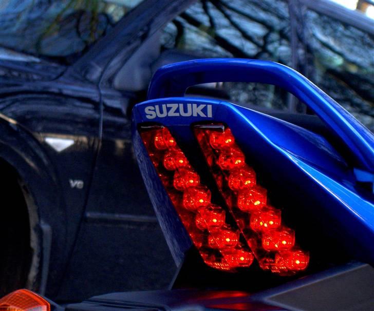 Suzuki Sv 650s (solgt) - I skarp kontrast til mondeo V6eren i baggrunden billede 11