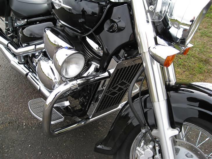 Suzuki Intruder C800 - Motorbøjle, blinklysskygger. Krom kølergrill billede 13