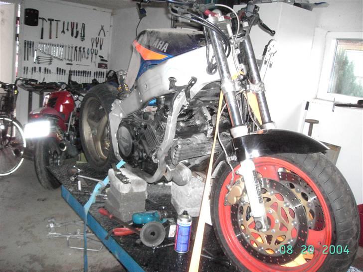 Yamaha fzr 1000 streetfighter  - med standart gaffel billede 6