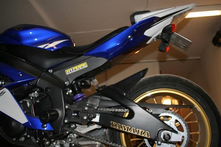 Yamaha R-Sexy - blindplader i huller efter afmontering af bagerste fodhvilere . nice and clean :-).  billede 2