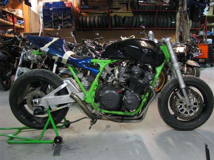 Honda CB 750 KZ - Skrottet - Tank og bagende tilpasset lidt, så der kan laves beslag til montering. billede 10