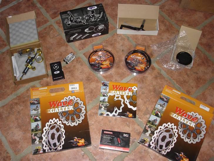 Yamaha R-Sexy - stålarmeret bremseslanger i sort. komplet sæt wave skiver. pp tuning fuldt justerebare fodhvilere . quickrelease tankdæksel. preload fork adjst. hyperpro styrdæmper.digital gearindikator. så er der da lige til en time :-). billede 9