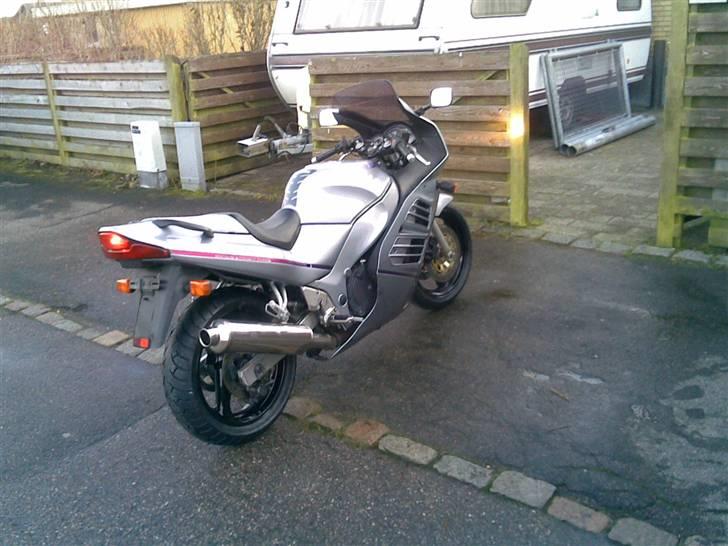 Suzuki RF 600 R solgt - fælgene er lige ny malet i den farve resten af motorcyklen skal males, næste gang, minus stellet billede 5