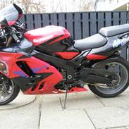 Kawasaki ZX9R "Den Røde Baron"