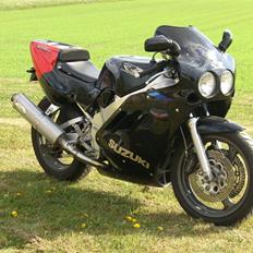 Suzuki GsxR 400R SP