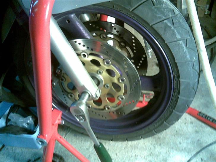 Suzuki RF 600 R solgt - fælge før maling, med de gamle dæk på billede 9