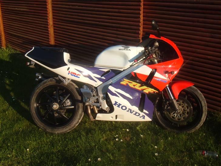 Honda RVF 400 V4 NC35 - Nylakeret og nye detaljer pr. september 2008 billede 1