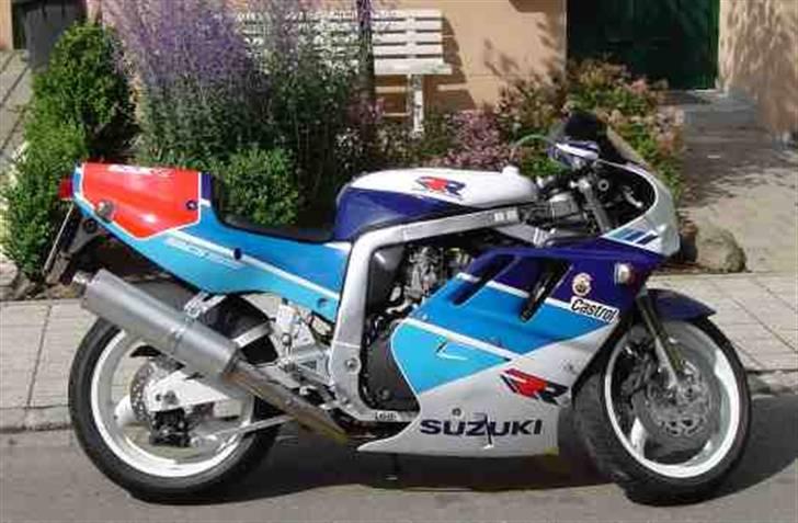 Suzuki GSXR 750 R - Sådan ser en original RR ud med overtøjet på billede 6