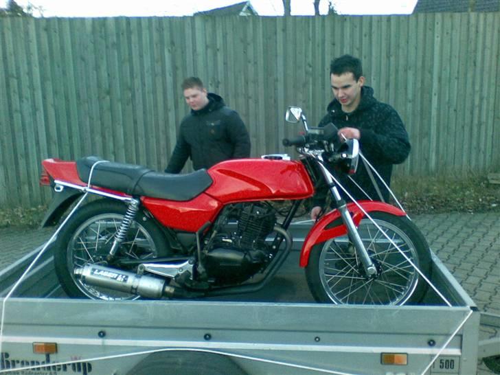 Honda CB250 RS *Solgt* - Skal fanme spændes ordentligt fast.. der må ikke ske noget med mit guldhorn :D billede 2