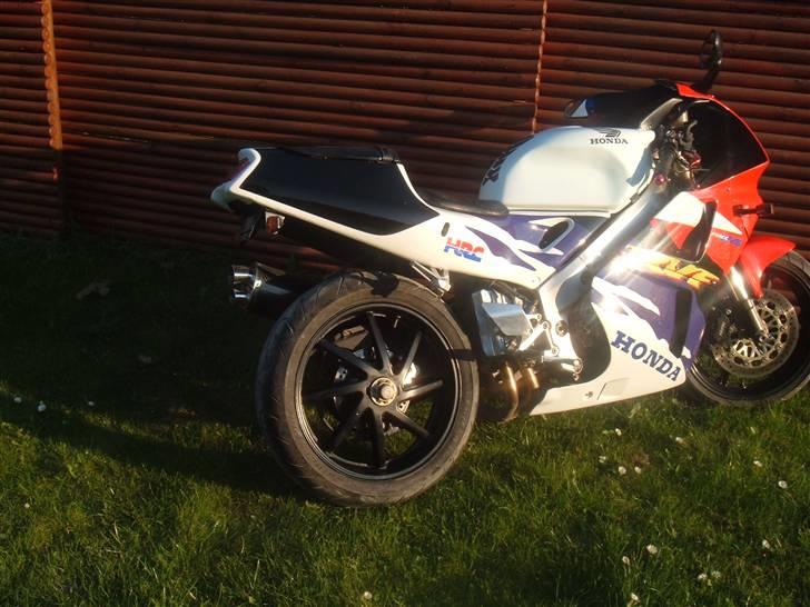 Honda RVF 400 V4 NC35 billede 2