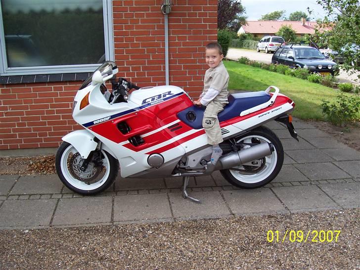Honda cbr 1000 f   - selvom jeg ser ungdomlig ud, er det godt nok arvingen der sidder på hesten billede 1