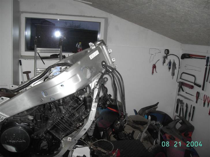 Yamaha fzr 1000 streetfighter  - det siges at en forgaffel fra en yzf skulle passe overpå men til det kan jeg kun sige NOT til billede 8