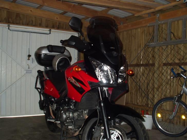 Suzuki DL 650 V-strom - Der hjemme i garagen billede 4