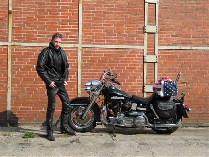 Harley Davidson Electra Glide FLH 1200 - Ved en gammel fabrik billede 7