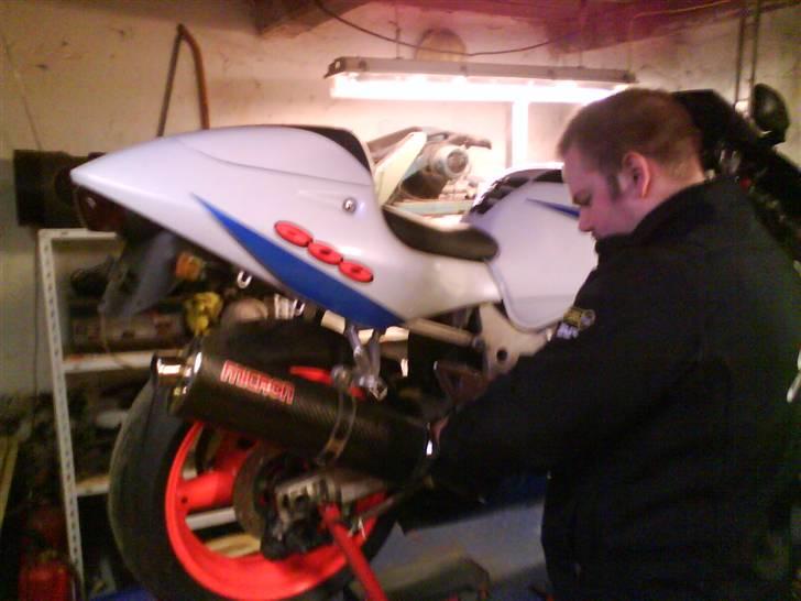 Suzuki Gsx-R 600  - carbon pot ved at blive monteret af thomas s :) billede 4