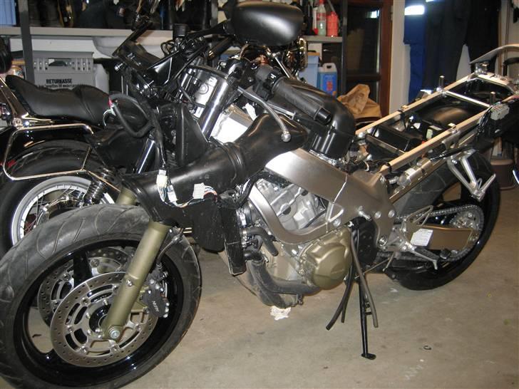 Honda CBR 600 F4i (Solgt) - Nøgn billede!!!!!!!!! Hun står bare og venter på at maleren bliver færdig med den kalre lak. billede 13