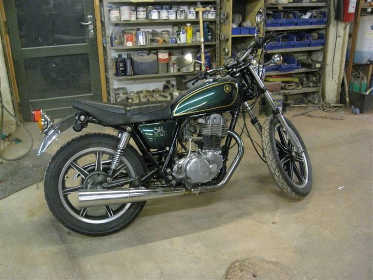 Yamaha SR 500 - Så er den omtrent ved at være færdig.. Der mangler lidt småting, inden den kan komme til syn. Den opmærksomme vil bemærke den manglende pedal til bagbremsen :-) billede 5