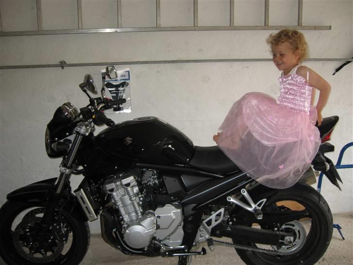 Suzuki bandit 1250 Naked - Min yngste datter Carla My insisterede på at komme op på den nye Bandit 1250 billede 1