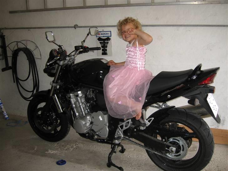 Suzuki bandit 1250 Naked - Carla synes at Banditten er den fedeste motorcykel Far har haft - TAG LIGE ET BILLEDE AF MIG MENS JEG YEEEEAAHH billede 2