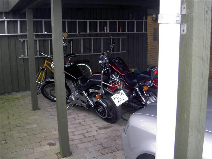 Suzuki Intruder VS 750(afgået ved totalskadedøden) - Så er det ved at være forår, der rodes, og det kiber med plads i carporten. billede 17