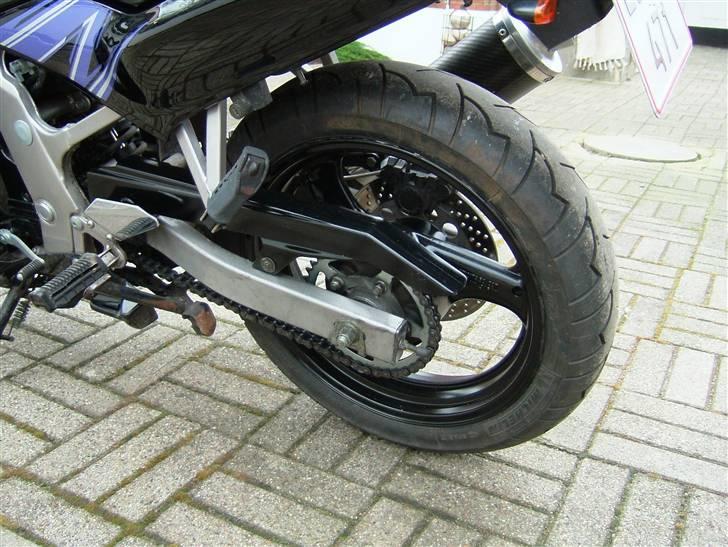 Suzuki GS 500 E "Solgt" - Sort lakeret fælge og kædeskærm billede 4