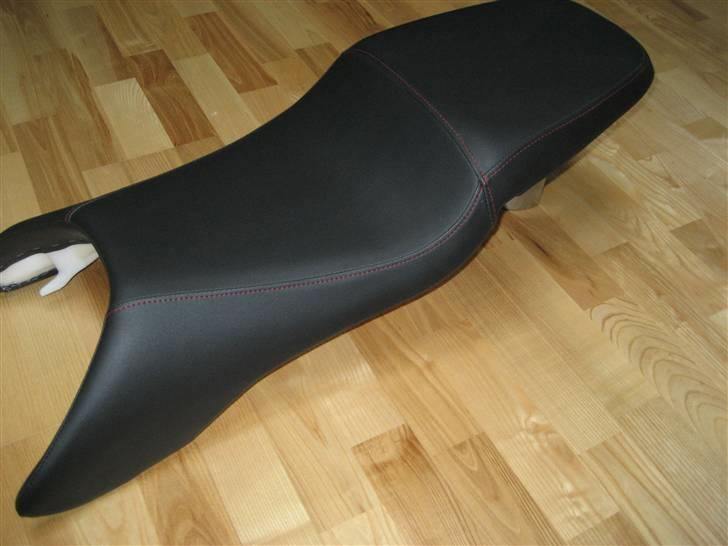 Honda CBR 600 F4i (Solgt) - så kom sædet retur fra saddelmageren, det pynter alt sammen. billede 14